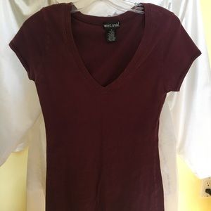 Maroon V-neck short sleeve T-shirt